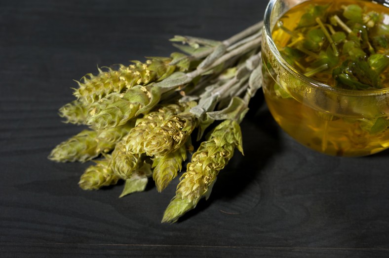 Obsahuje celou řadu účinných látek jako jsou polyfenoly, terpeny a flavonoidy. Jeho jemná chuť ho předurčuje ke každodennímu pití